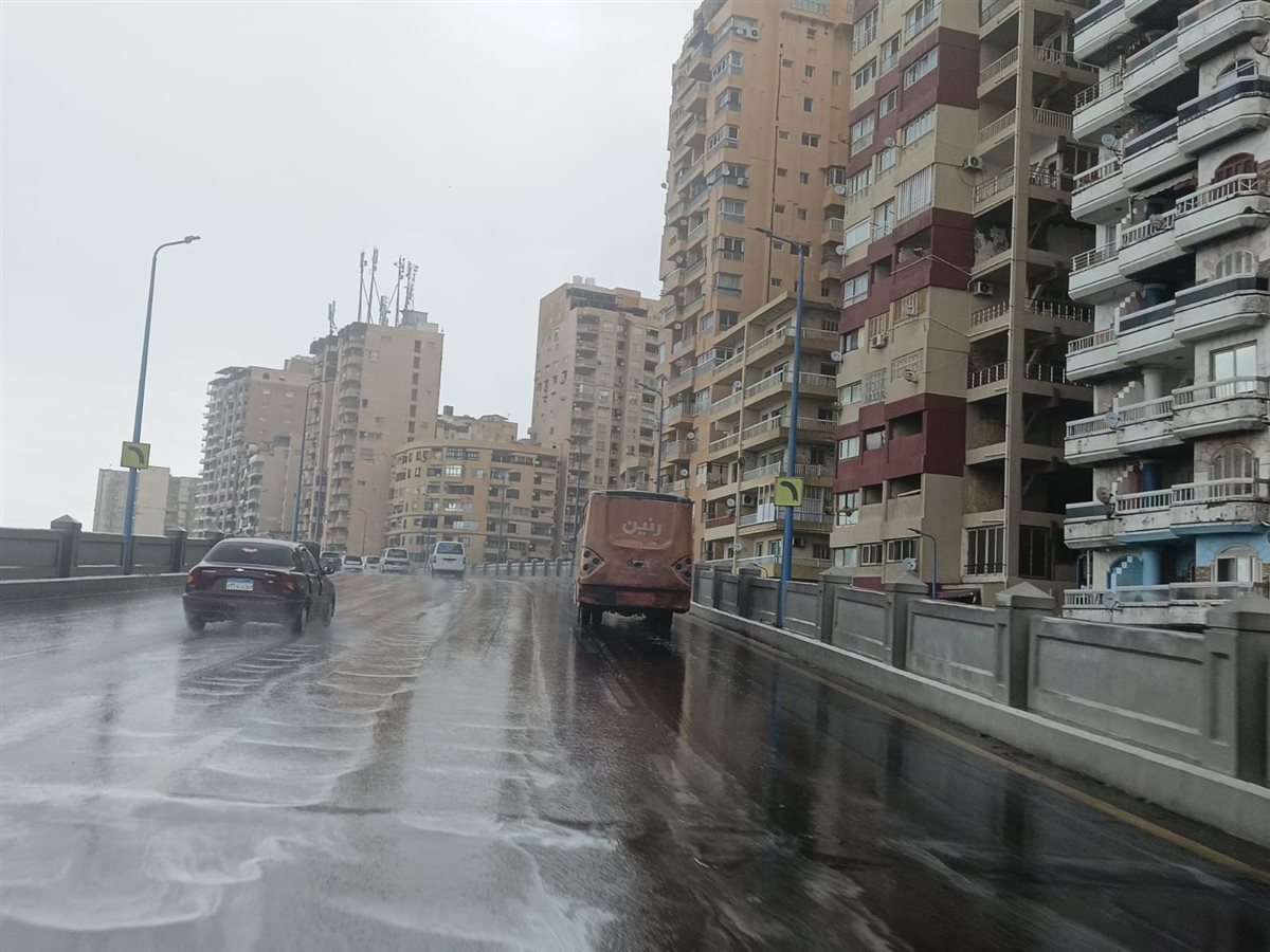 محافظ الإسكندرية يتابع من مركز السيطرة تداعيات حالة الطقس السيئ