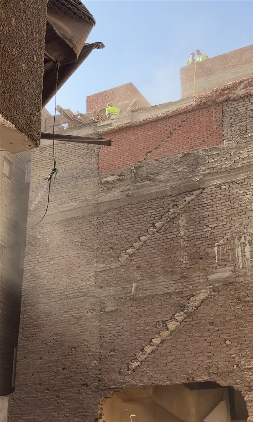 الناجي الوحيد من عقار حدائق القبة المنهار مطالبا بمأوى: «مش عارف أروح فين بأسرتي»