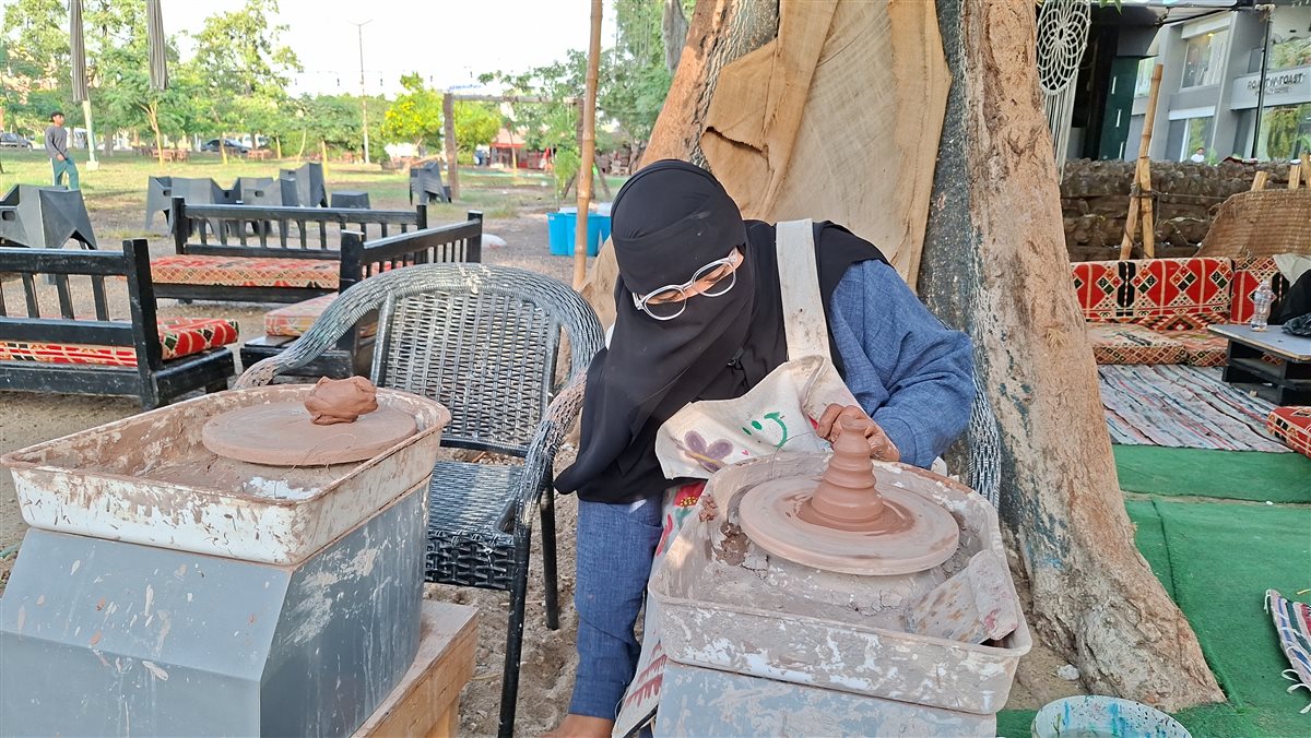 أول صانعة للآواني الفخارية بالإسماعيلية