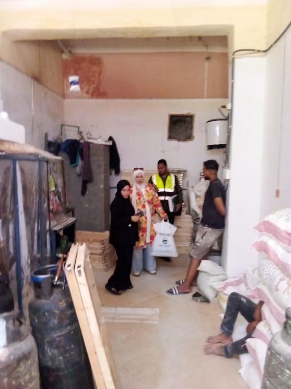 محلي نجع حمادي يشن حملة تفتيش بيئي على المطاعم والمخابز (صور)