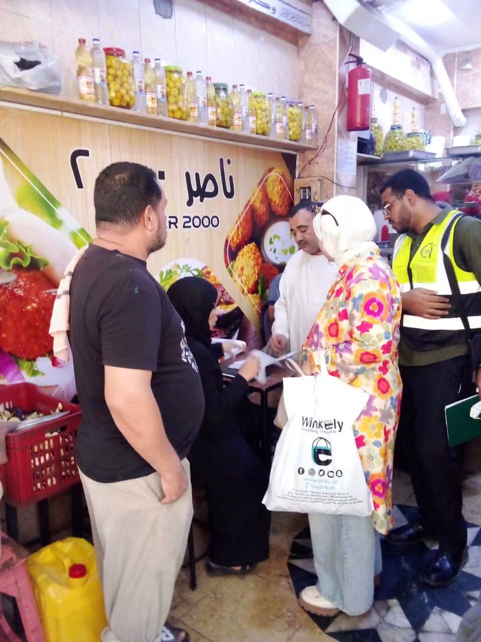 محلي نجع حمادي يشن حملة تفتيش بيئي على المطاعم والمخابز (صور)
