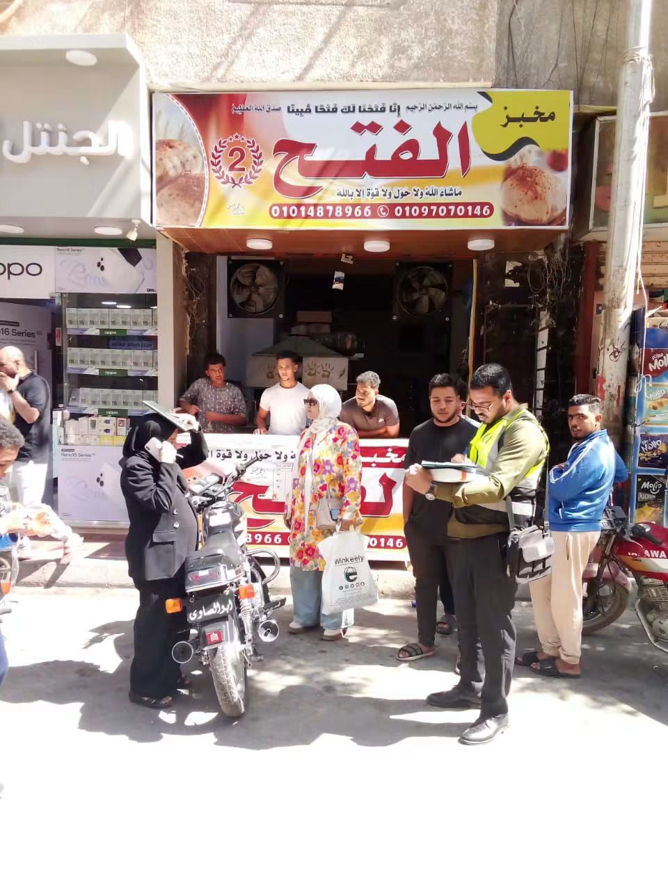 محلي نجع حمادي يشن حملة تفتيش بيئي على المطاعم والمخابز (صور)