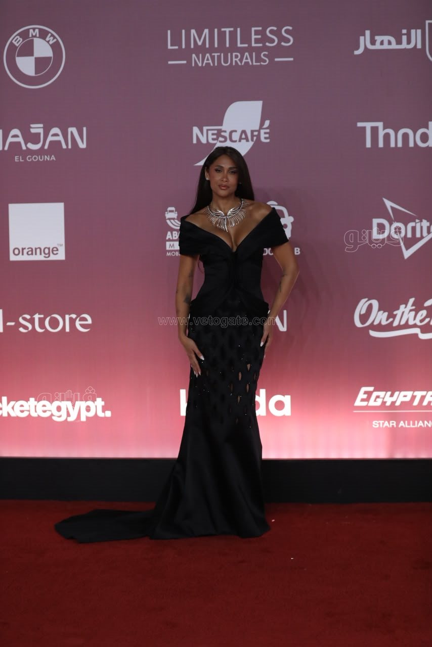 أبرزهن يسرا ومنى زكي، فنانات تألقن بالأسود على ريد كاربت الجونة السينمائي (صور)