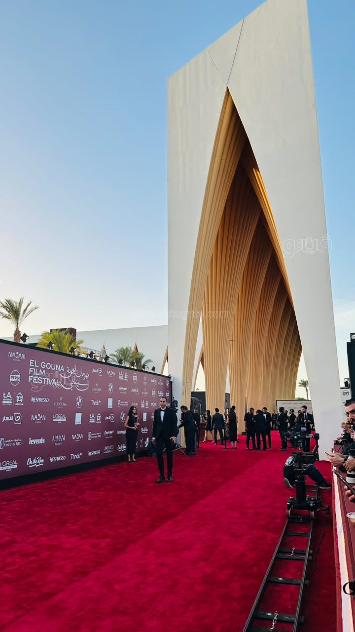 السجادة الحمراء لـ "الجونة السينمائي" تستعد لاستقبال نجوم المهرجان (صور)