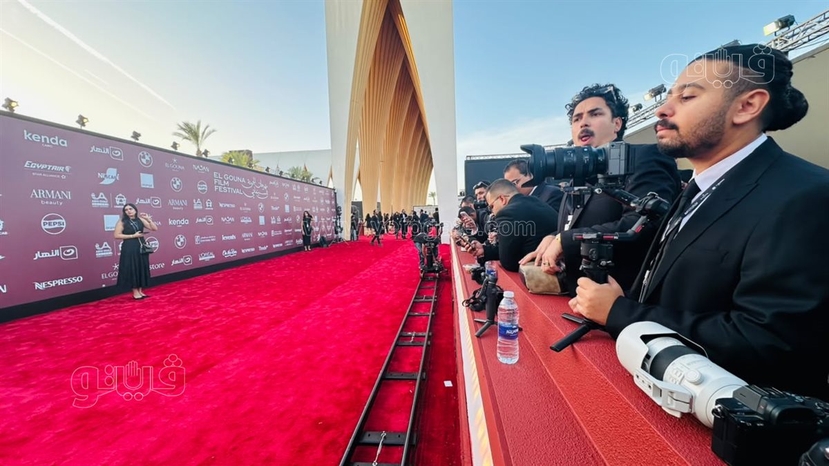 السجادة الحمراء لـ "الجونة السينمائي" تستعد لاستقبال نجوم المهرجان (صور)