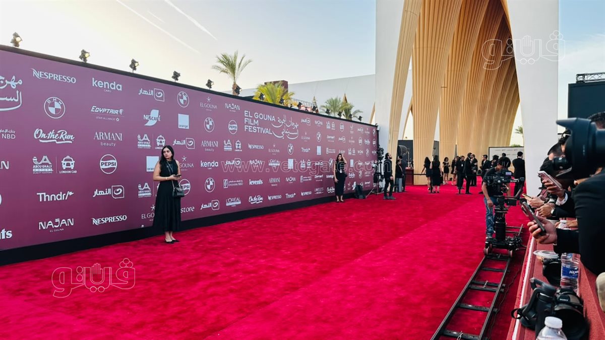 السجادة الحمراء لـ "الجونة السينمائي" تستعد لاستقبال نجوم المهرجان (صور)
