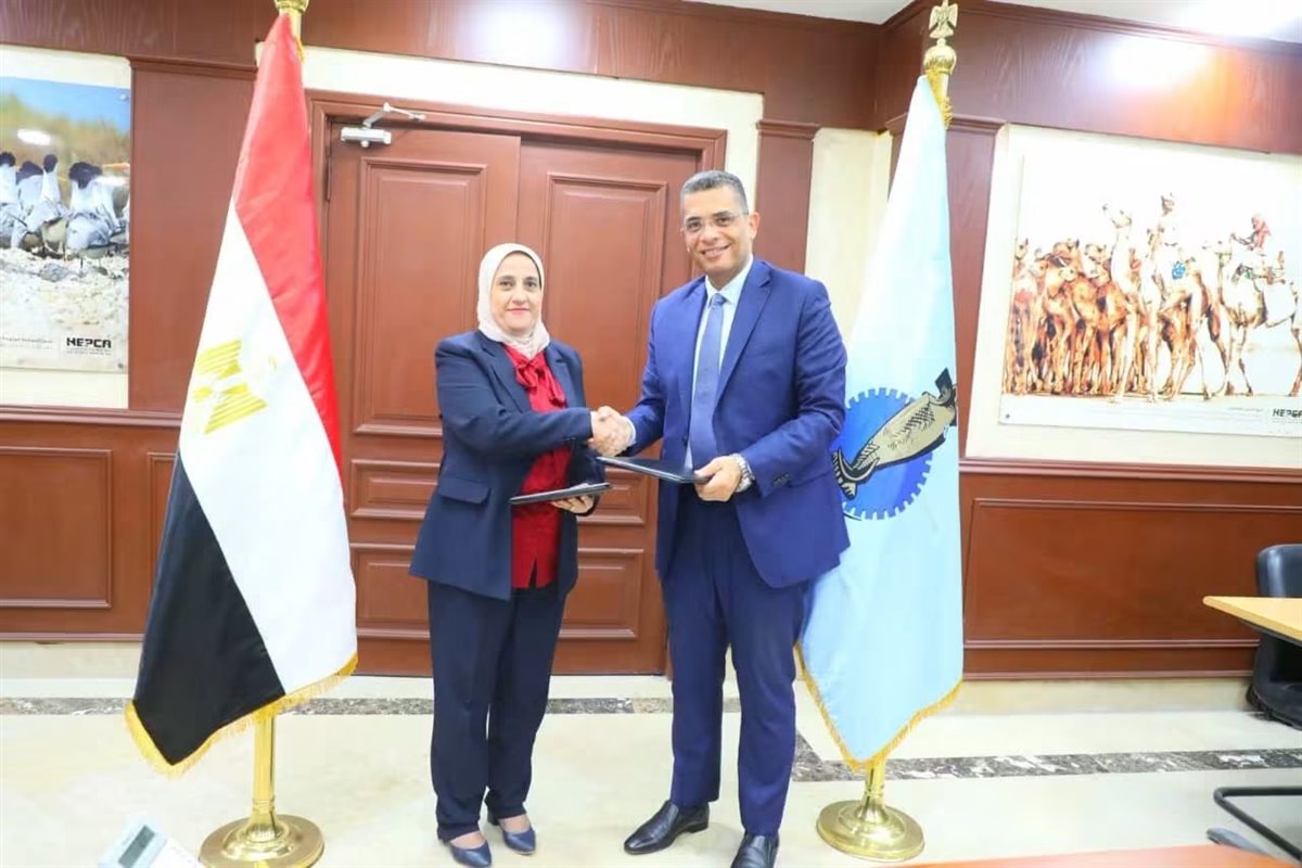 محافظ البحر الأحمر يوقع بروتوكولا لحماية البيئة البحرية والتغيرات المناخية