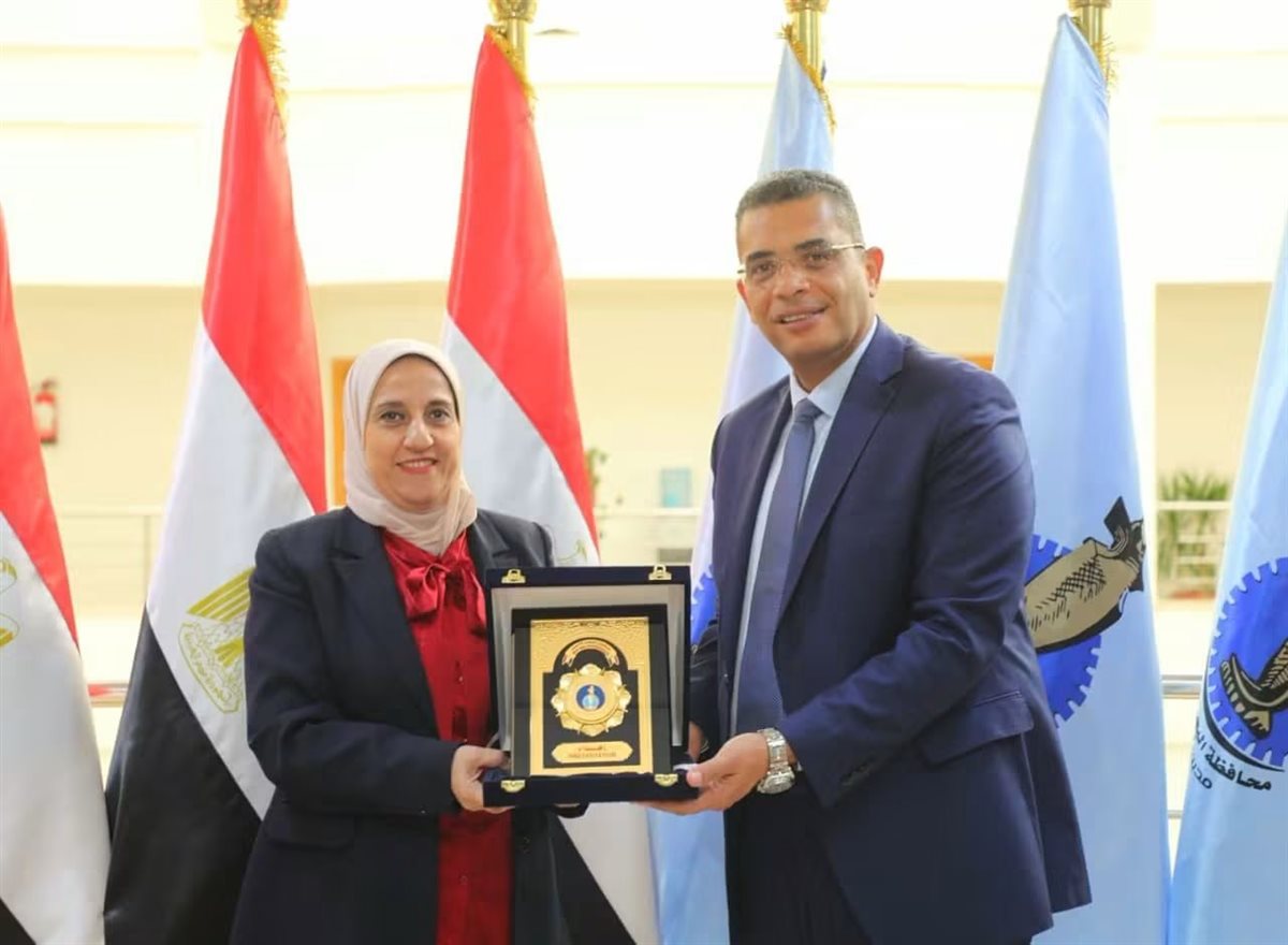 محافظ البحر الأحمر يوقع بروتوكولا لحماية البيئة البحرية والتغيرات المناخية