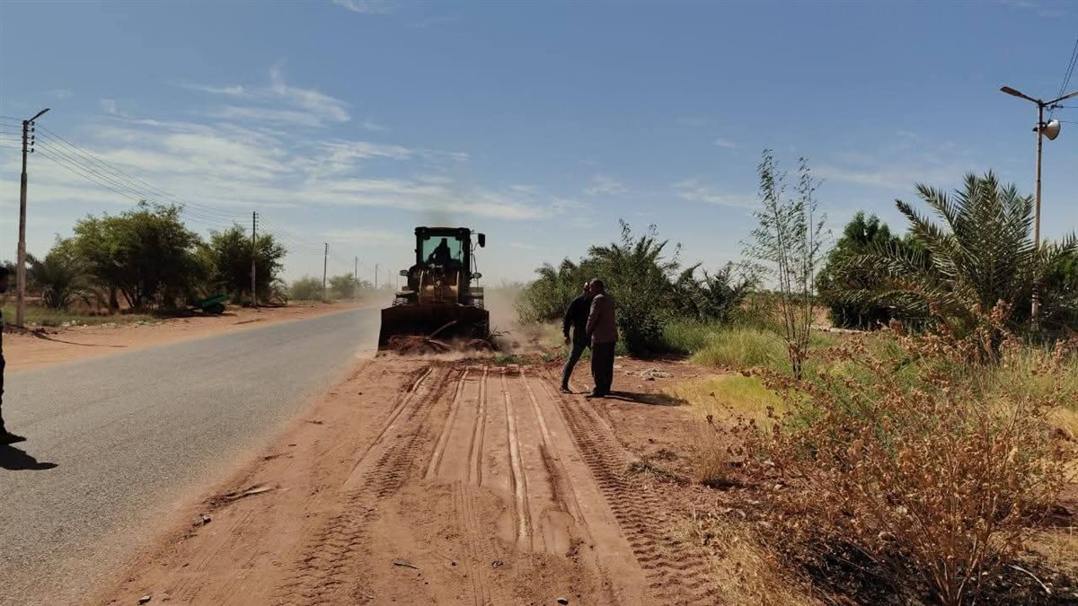 أهالي عين عيش بالوادي الجديد يتطوعون لإصلاح الطرق وتجميل القرية