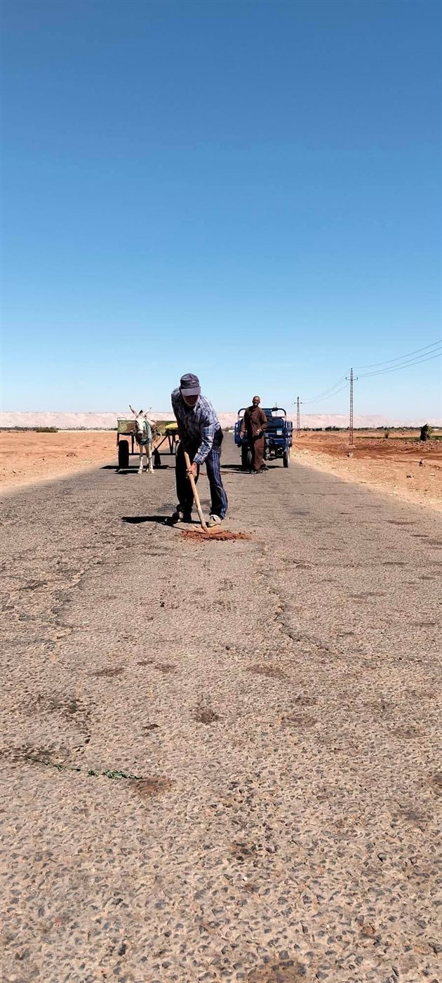 أهالي عين عيش بالوادي الجديد يتطوعون لإصلاح الطرق وتجميل القرية