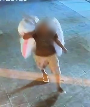 عامل خردة يسرق جوال بضائع من أمام محل بمدينة نصر