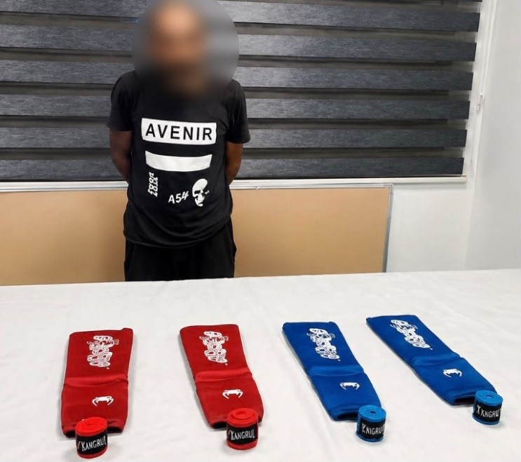عامل خردة يسرق جوال بضائع من أمام محل بمدينة نصر