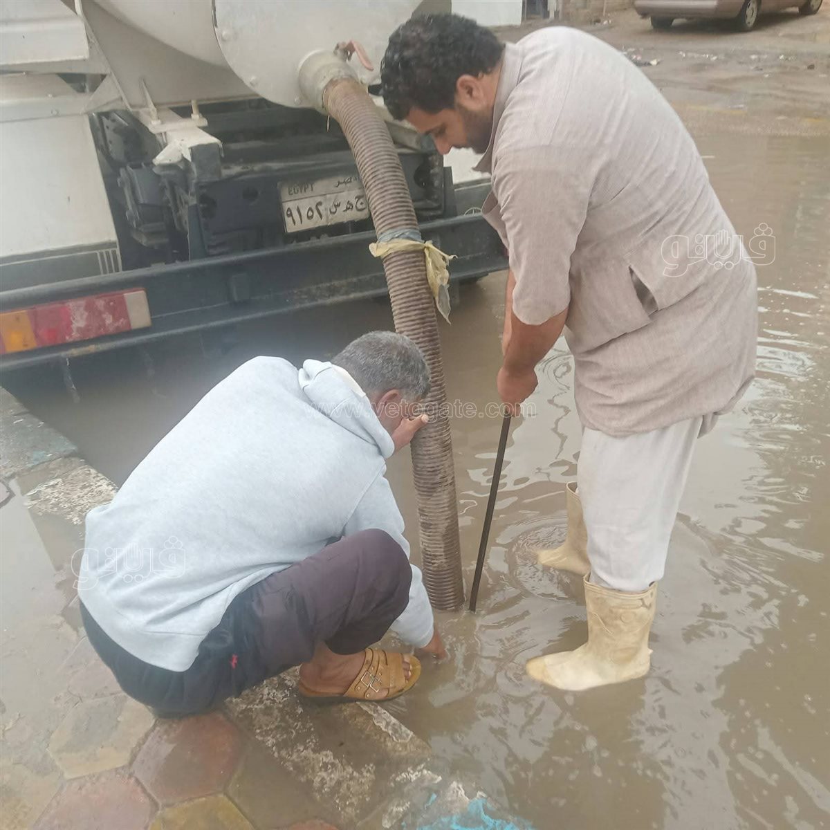 انتشار فرق الطوارئ في مطروح للتعامل مع برك مياه الأمطار (صور)