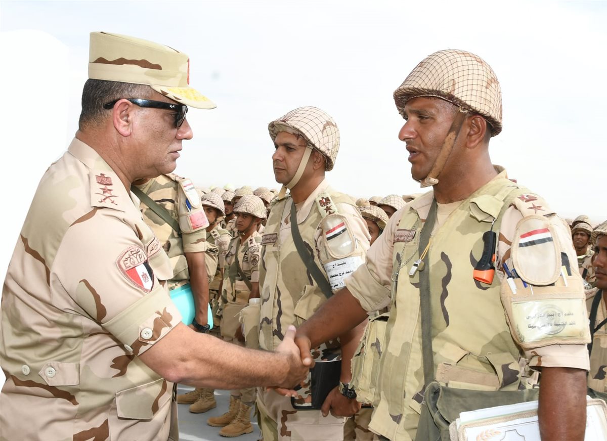 ​وزير الدفاع يشهد مشروعا تكتيكيا بالذخيرة الحية لإحدى وحدات الجيش الثاني الميداني