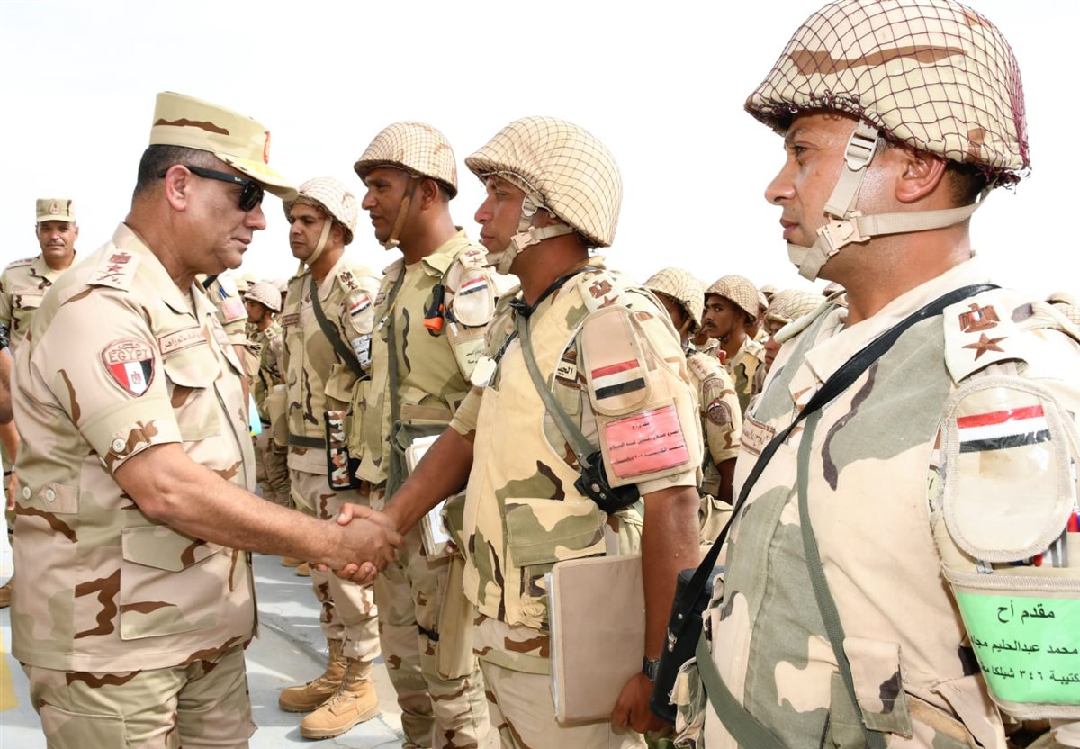 ​وزير الدفاع يشهد مشروعا تكتيكيا بالذخيرة الحية لإحدى وحدات الجيش الثاني الميداني