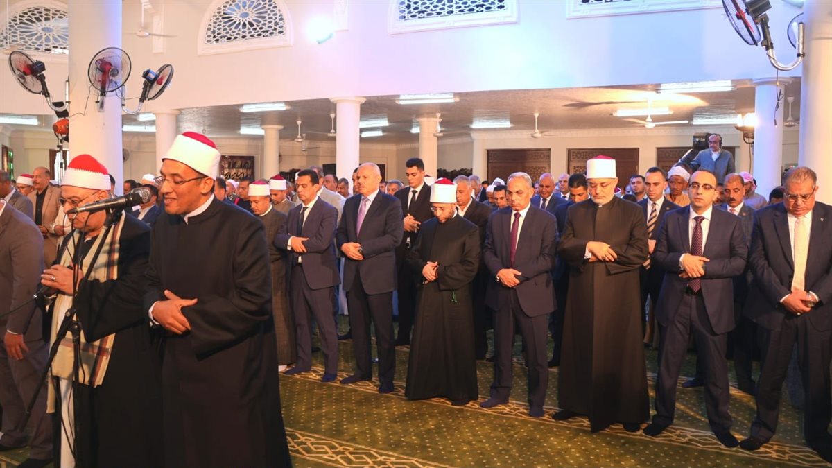 جانب من آداء شعائر صلاة الجمعة،فيتو