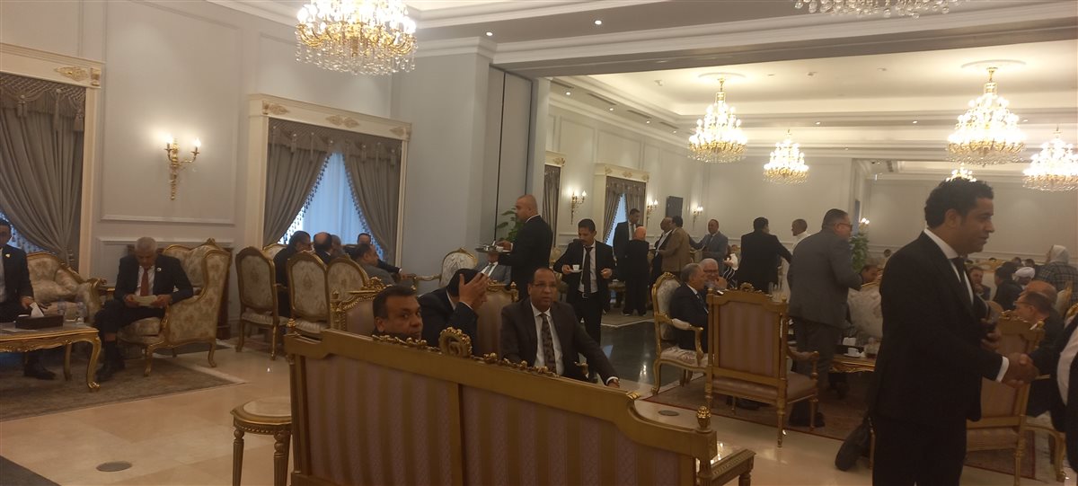 النواب يتوجهون للقاعة الرئيسية استعدادا للجلسة السرية
