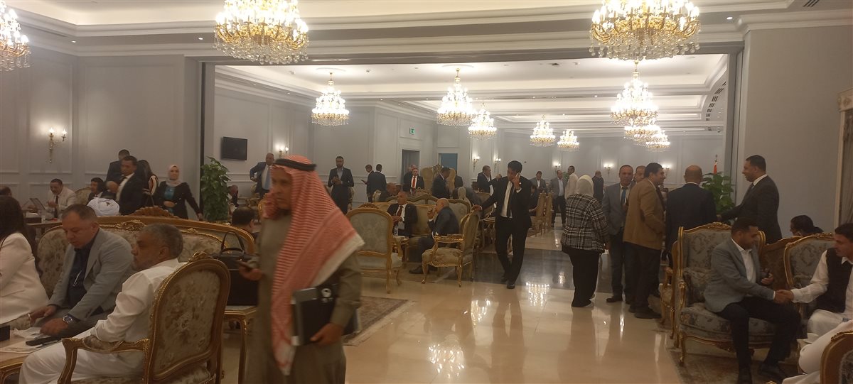 النواب يتوجهون للقاعة الرئيسية استعدادا للجلسة السرية