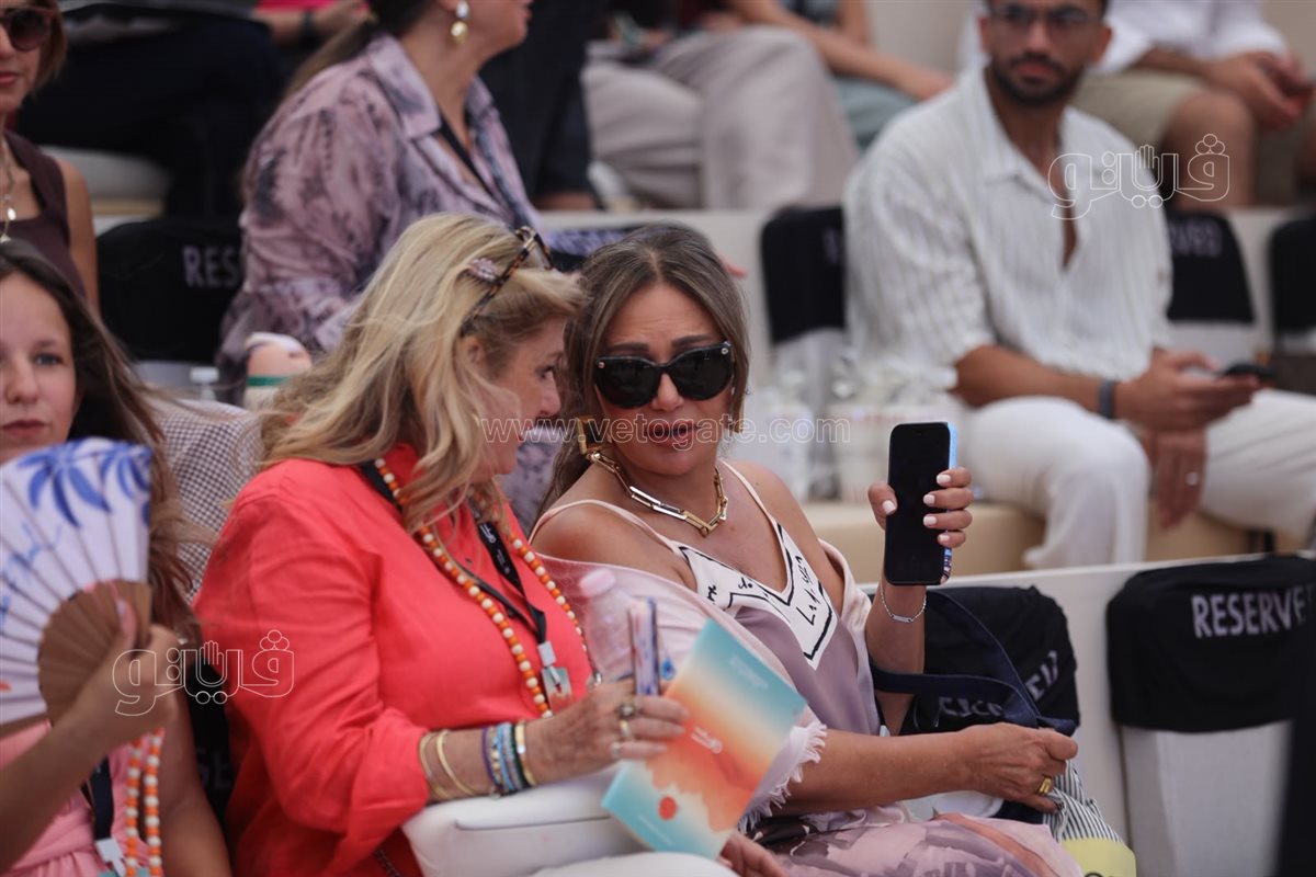 "جزمة أحمد زكي وتسريحة سعاد حسني"، حسين فهمي يكشف كواليس طريفة من فيلم "موعد على العشاء" (فيديو وصور)