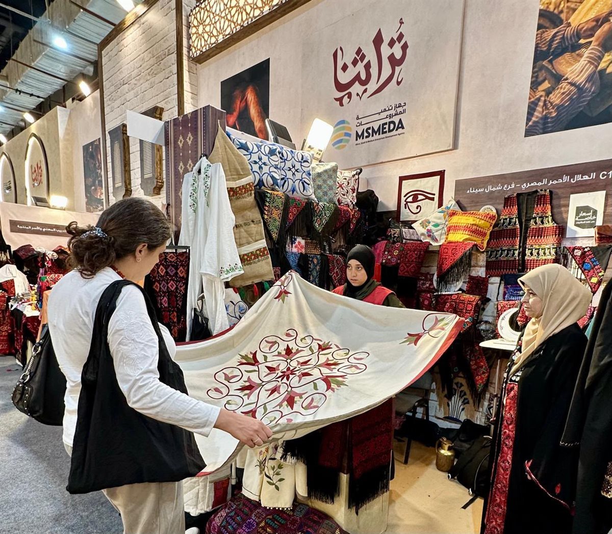الهلال الأحمر المصري يشارك بإبداعات المرأة السيناوية والحرف الخيامية في معرض «تراثنا»