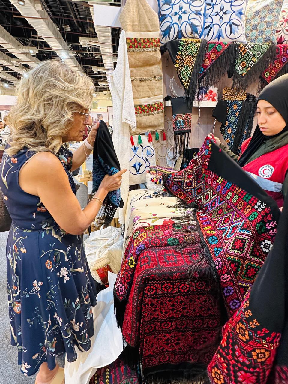 الهلال الأحمر المصري يشارك بإبداعات المرأة السيناوية والحرف الخيامية في معرض «تراثنا»
