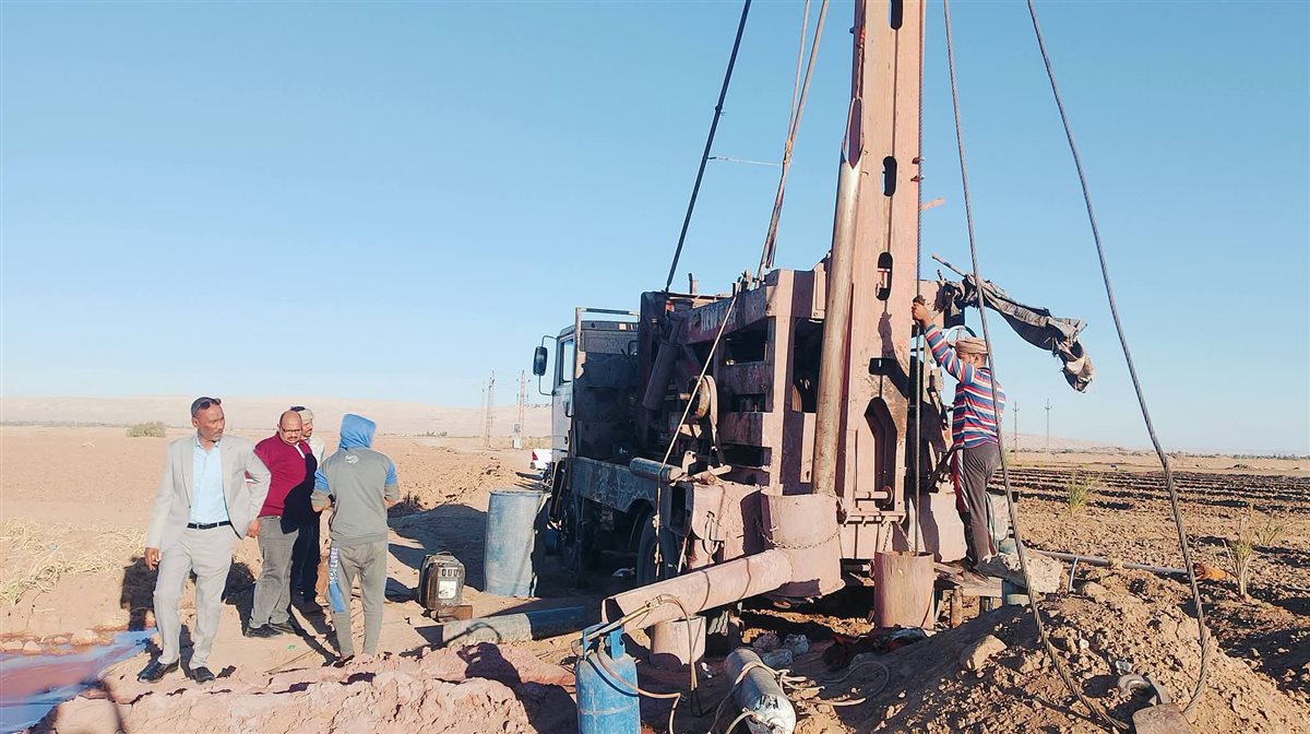 رئيس مركز باريس يتفقد أراضي الدولة بقرى عدن ويراجع تراخيص آبار المياه بالوادي الجديد