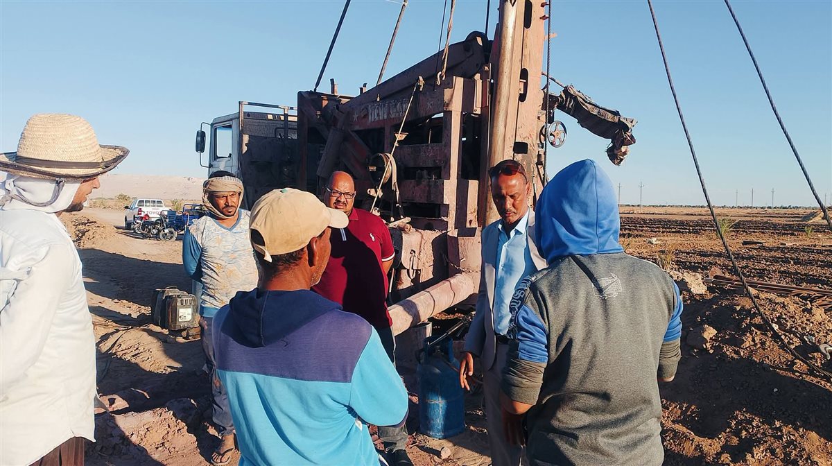 رئيس مركز باريس يتفقد أراضي الدولة بقرى عدن ويراجع تراخيص آبار المياه بالوادي الجديد
