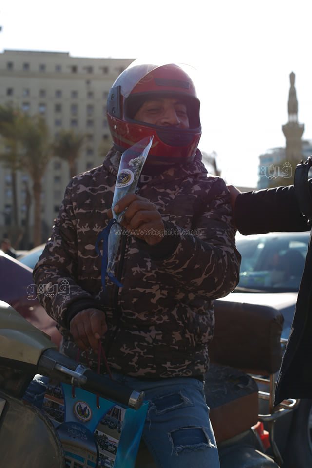 احتفالات عيد الشرطة تصل ميدان التحرير.. أتوبيس مكشوف وأغاني وطنية وتوزيع باقات ورد (3)