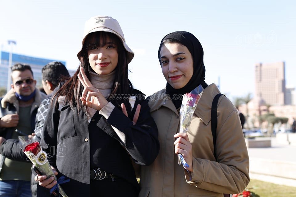 احتفالات عيد الشرطة تصل ميدان التحرير.. أتوبيس مكشوف وأغاني وطنية وتوزيع باقات ورد (5)