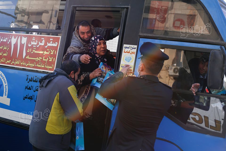 احتفالات عيد الشرطة تصل ميدان التحرير.. أتوبيس مكشوف وأغاني وطنية وتوزيع باقات ورد (2)