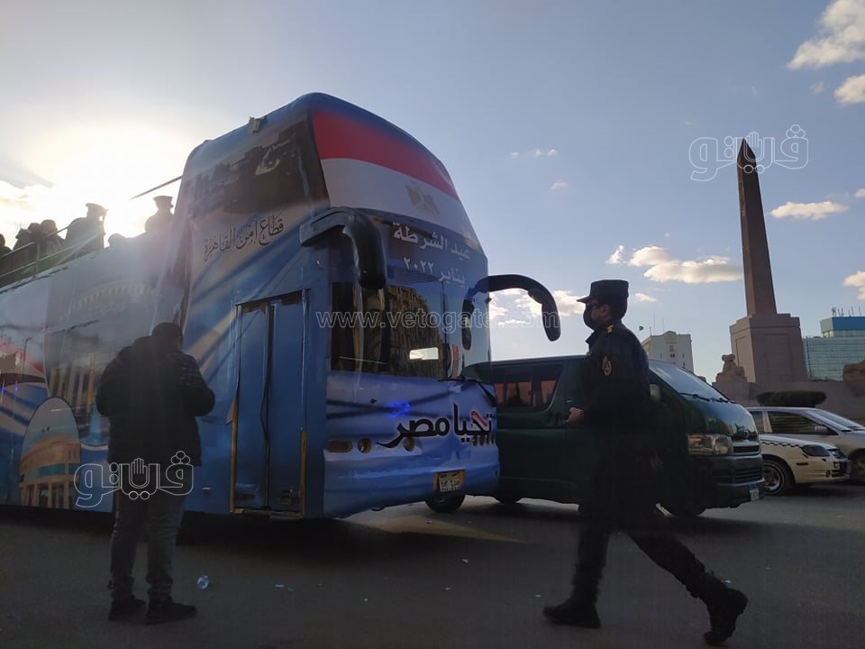 احتفالات عيد الشرطة تصل ميدان التحرير.. أتوبيس مكشوف وأغاني وطنية وتوزيع باقات ورد (7)
