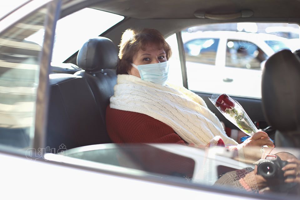 احتفالات عيد الشرطة تصل ميدان التحرير.. أتوبيس مكشوف وأغاني وطنية وتوزيع باقات ورد (8)