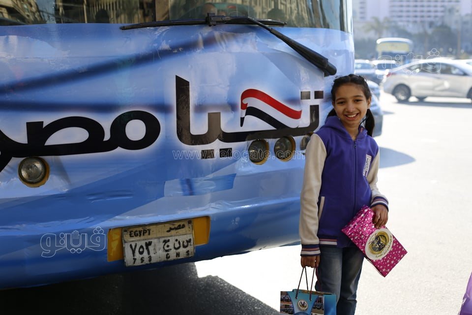 احتفالات عيد الشرطة تصل ميدان التحرير.. أتوبيس مكشوف وأغاني وطنية وتوزيع باقات ورد (10)