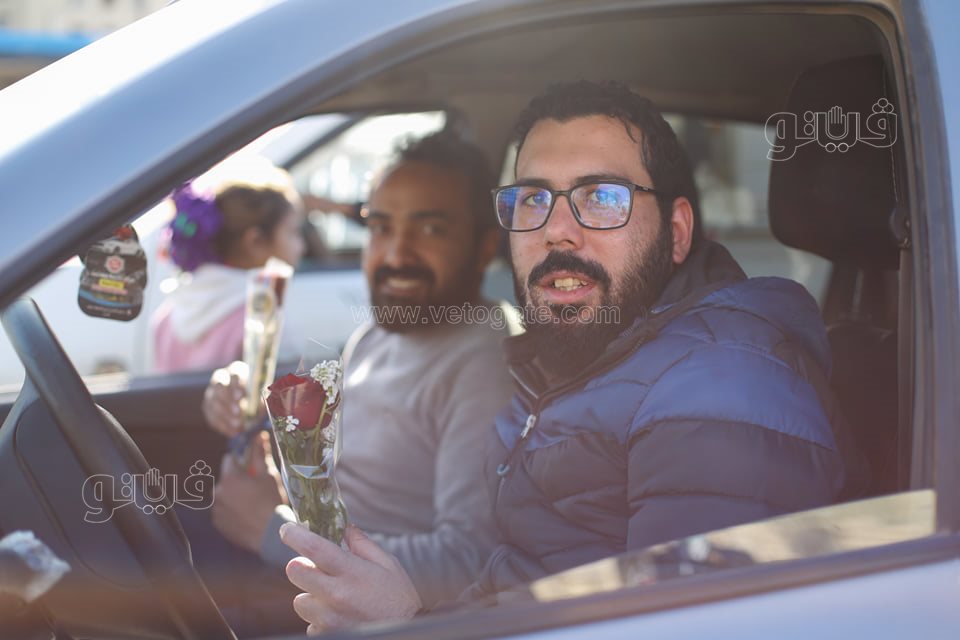 احتفالات عيد الشرطة تصل ميدان التحرير.. أتوبيس مكشوف وأغاني وطنية وتوزيع باقات ورد (11)