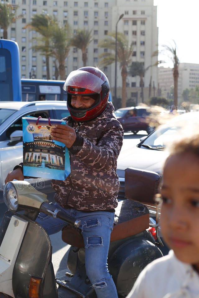 احتفالات عيد الشرطة تصل ميدان التحرير.. أتوبيس مكشوف وأغاني وطنية وتوزيع باقات ورد (12)