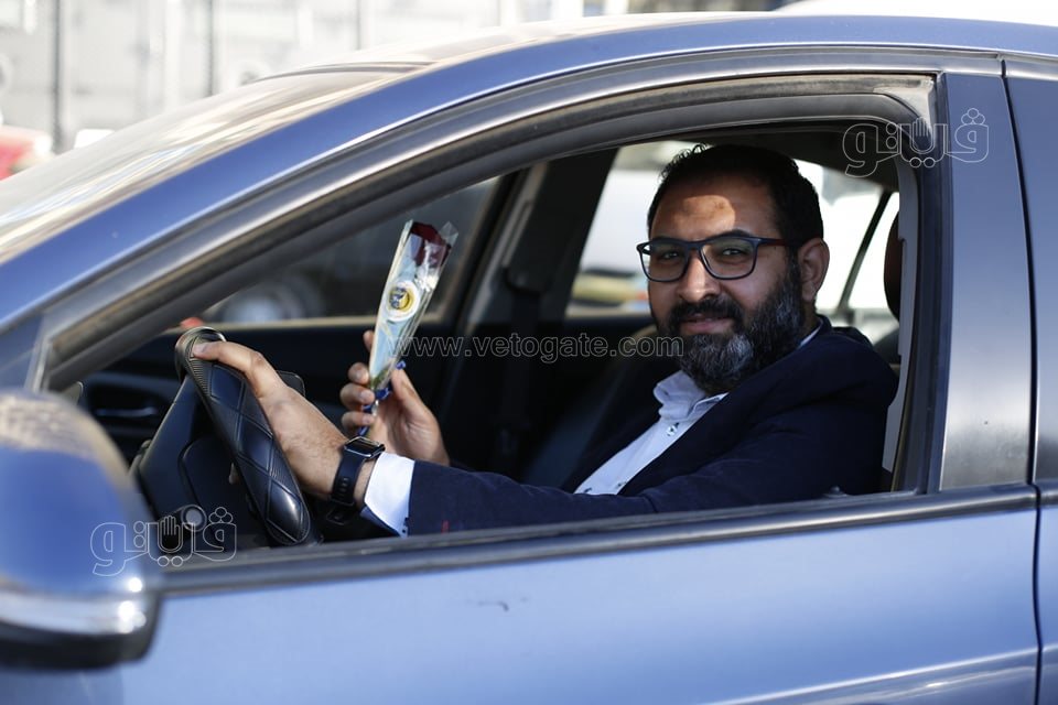 احتفالات عيد الشرطة تصل ميدان التحرير.. أتوبيس مكشوف وأغاني وطنية وتوزيع باقات ورد (18)