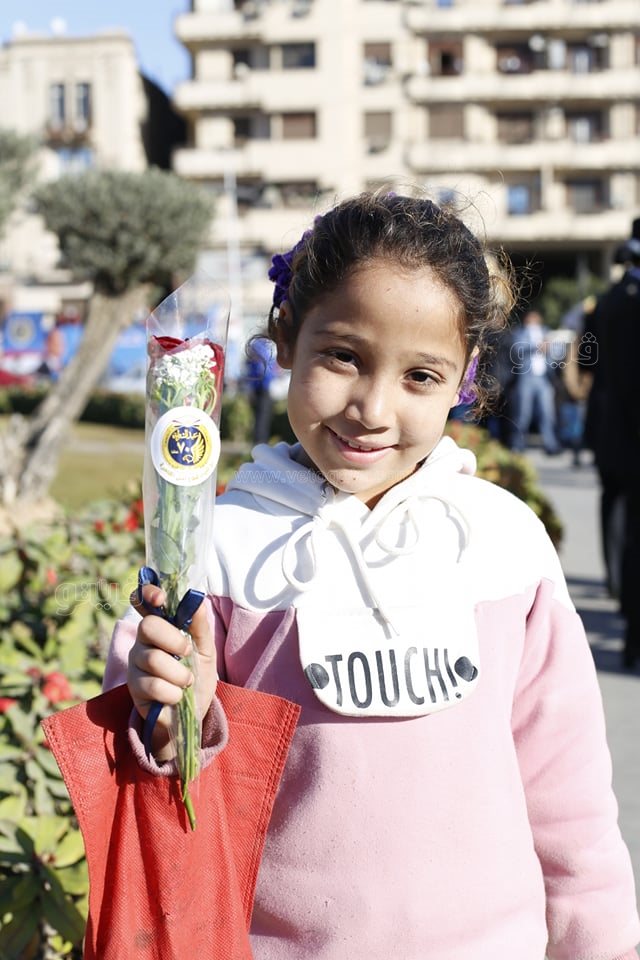 احتفالات عيد الشرطة تصل ميدان التحرير.. أتوبيس مكشوف وأغاني وطنية وتوزيع باقات ورد (14)