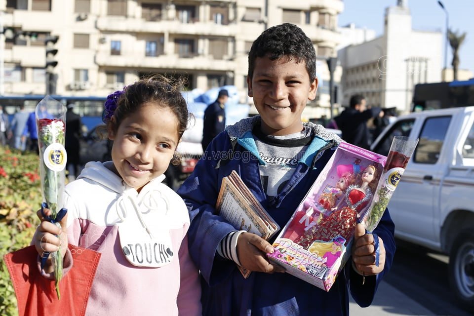 احتفالات عيد الشرطة تصل ميدان التحرير.. أتوبيس مكشوف وأغاني وطنية وتوزيع باقات ورد (15)