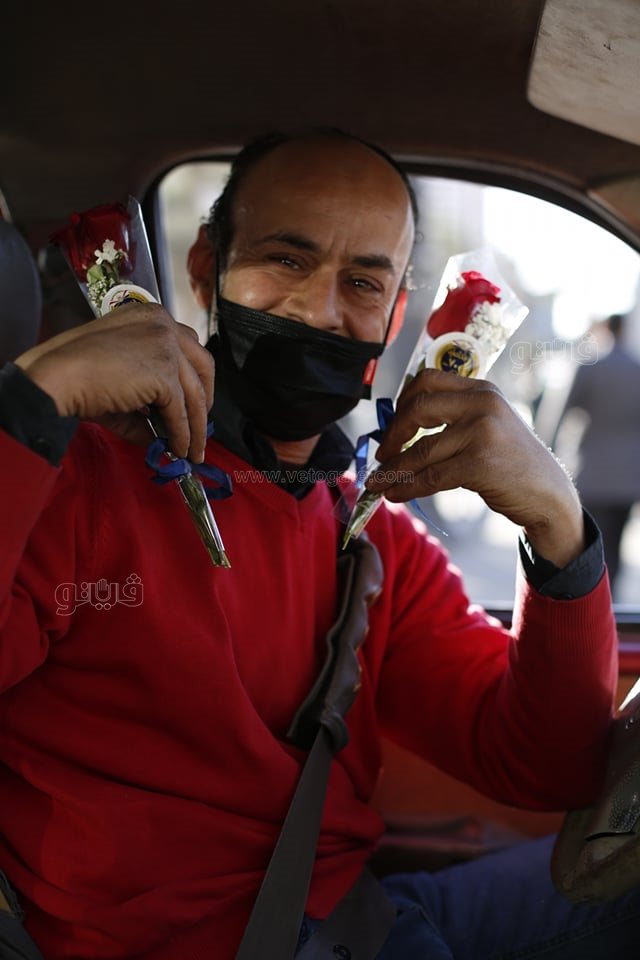 احتفالات عيد الشرطة تصل ميدان التحرير.. أتوبيس مكشوف وأغاني وطنية وتوزيع باقات ورد (16)