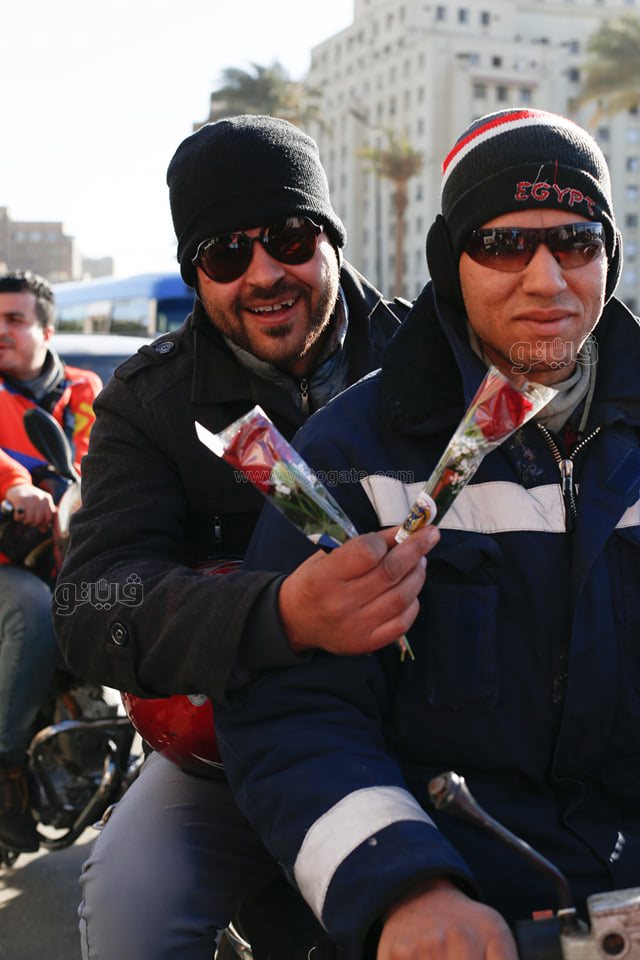 احتفالات عيد الشرطة تصل ميدان التحرير.. أتوبيس مكشوف وأغاني وطنية وتوزيع باقات ورد (17)