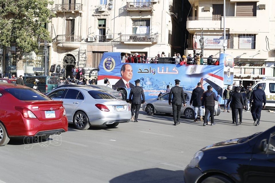 احتفالات عيد الشرطة تصل ميدان التحرير.. أتوبيس مكشوف وأغاني وطنية وتوزيع باقات ورد (19)