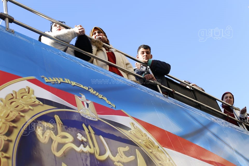 احتفالات عيد الشرطة تصل ميدان التحرير.. أتوبيس مكشوف وأغاني وطنية وتوزيع باقات ورد (20)