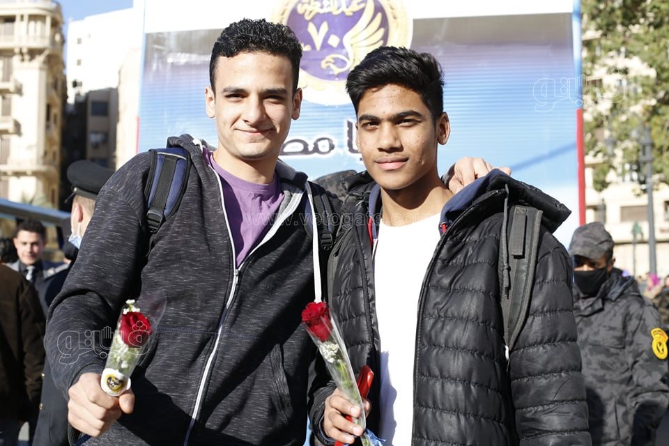 احتفالات عيد الشرطة تصل ميدان التحرير.. أتوبيس مكشوف وأغاني وطنية وتوزيع باقات ورد (21)