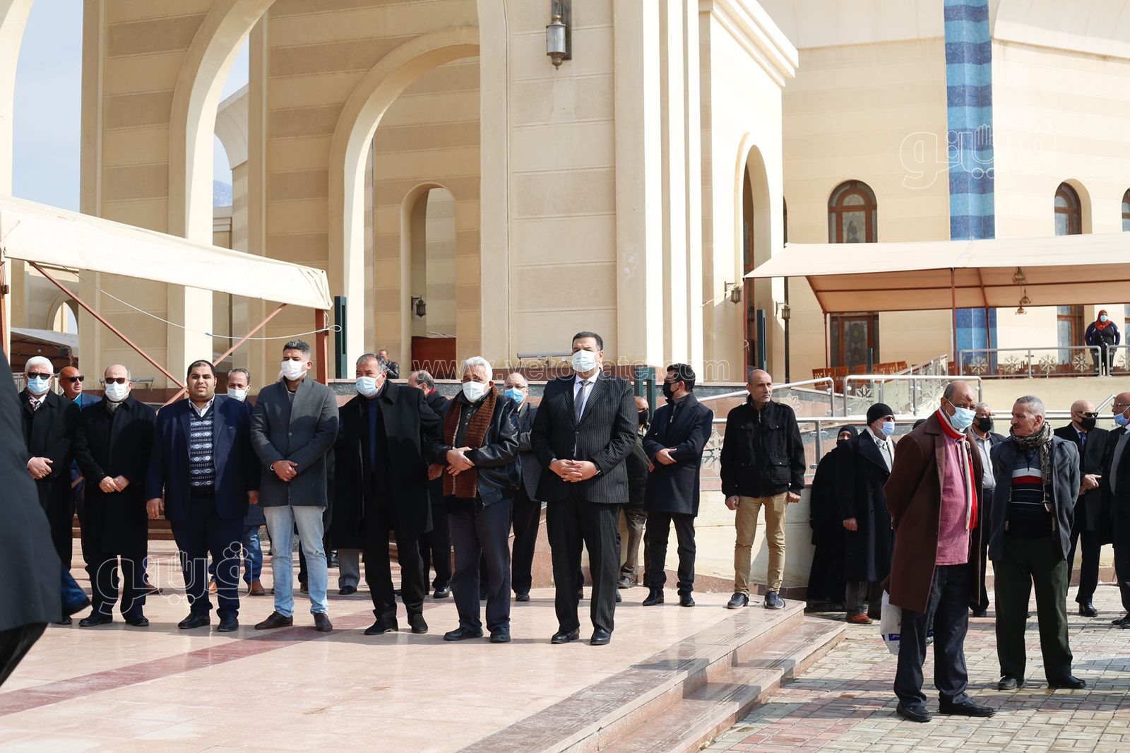 وصول جثمان ياسر رزق إلى مسجد المشير طنطاوي استعدادًا لتشييعه (3)