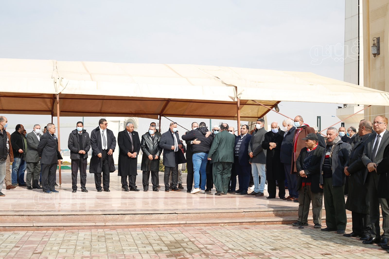 وصول جثمان ياسر رزق إلى مسجد المشير طنطاوي استعدادًا لتشييعه (7)