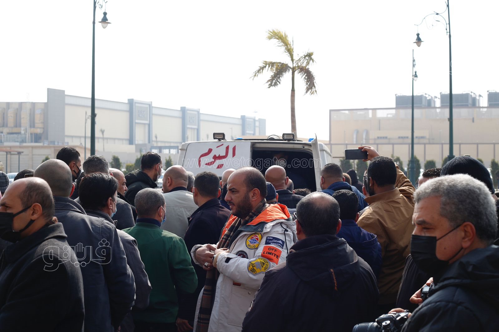 وصول جثمان ياسر رزق إلى مسجد المشير طنطاوي استعدادًا لتشييعه (8)