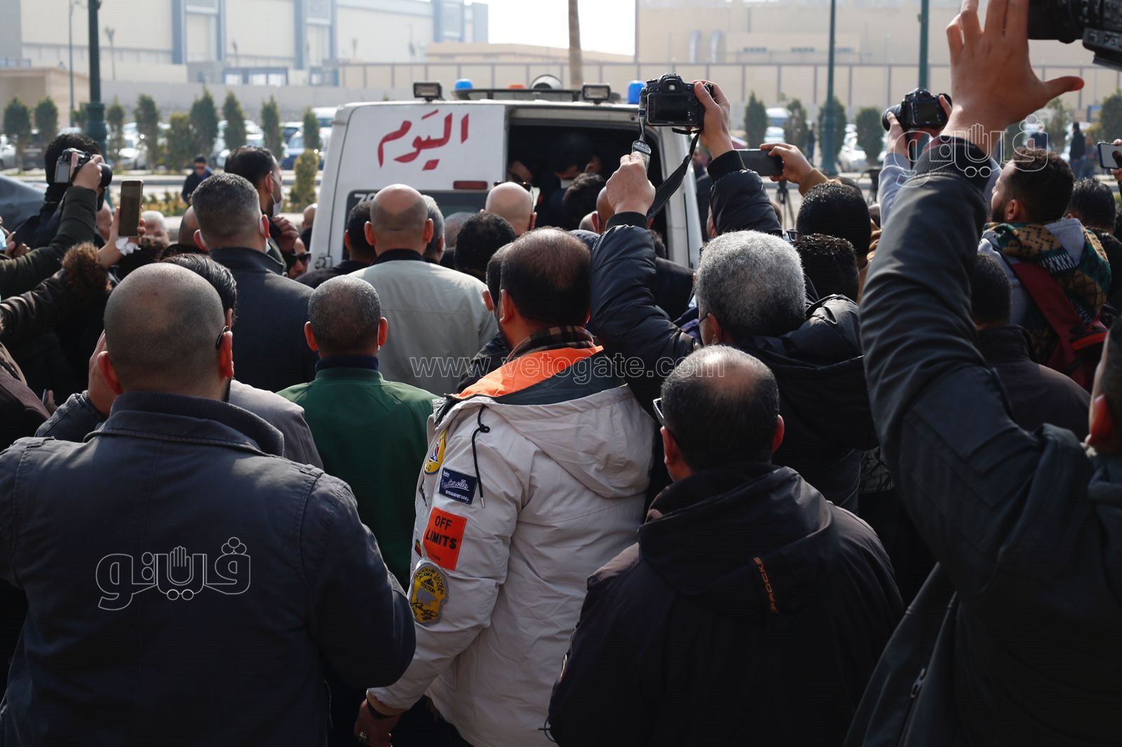 وصول جثمان ياسر رزق إلى مسجد المشير طنطاوي استعدادًا لتشييعه (11)