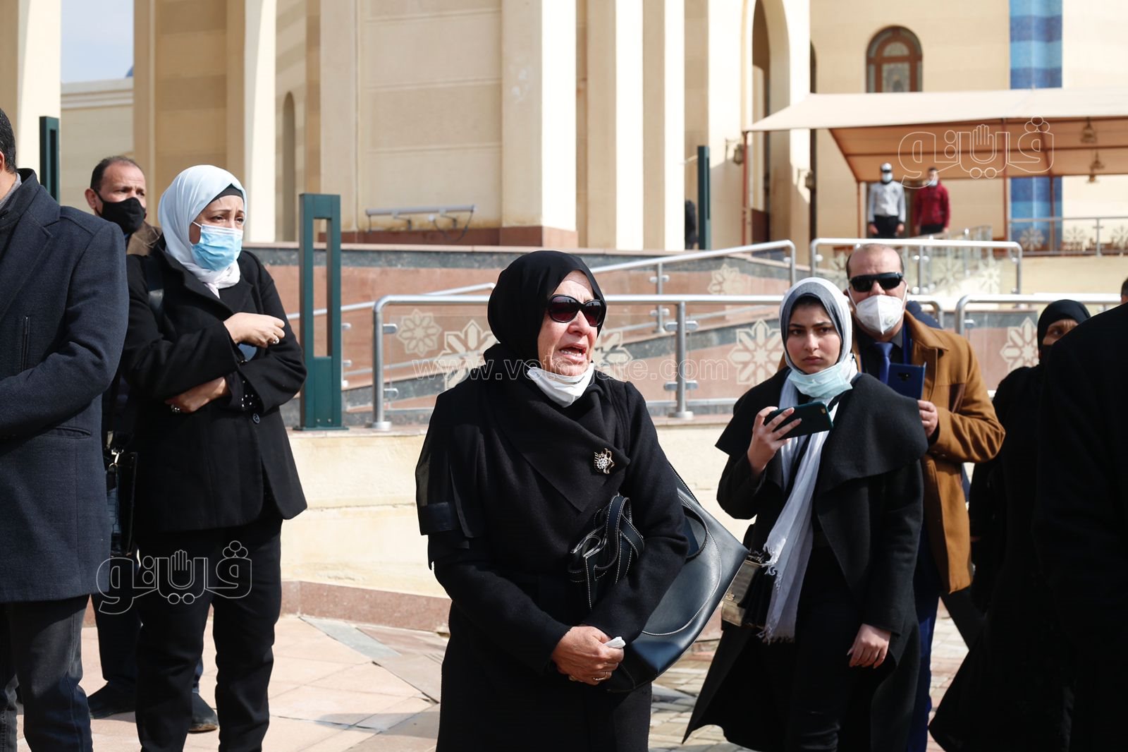 وصول جثمان ياسر رزق إلى مسجد المشير طنطاوي استعدادًا لتشييعه (12)