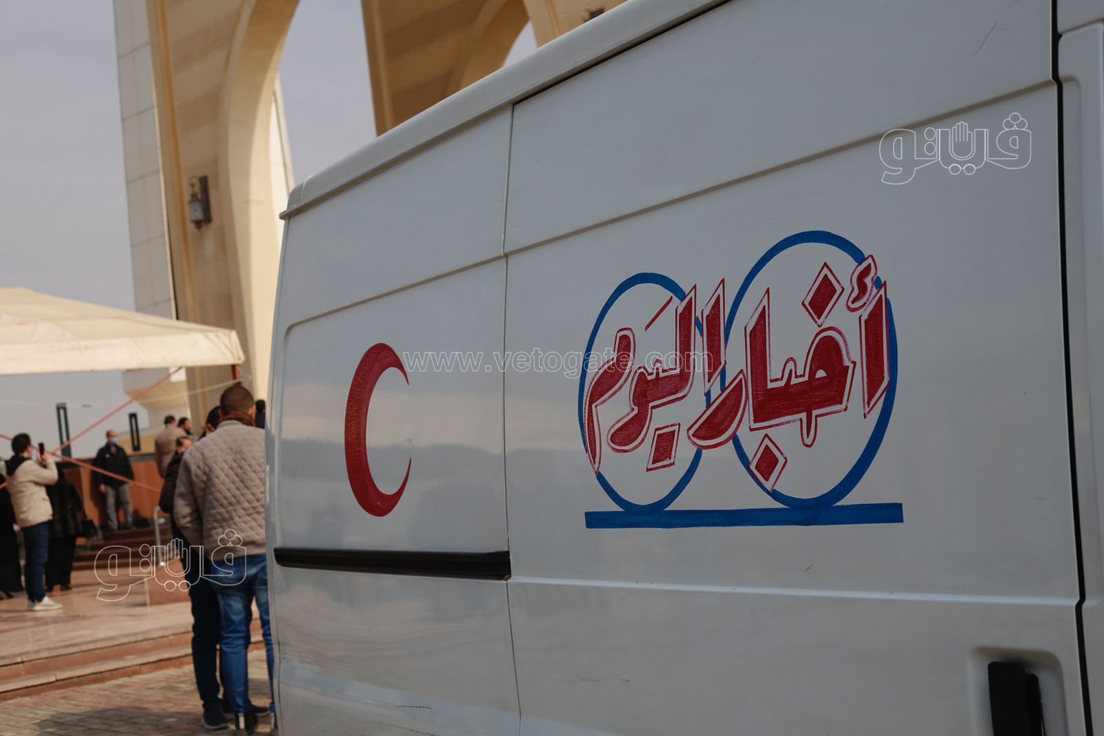 وصول جثمان ياسر رزق إلى مسجد المشير طنطاوي استعدادًا لتشييعه (13)