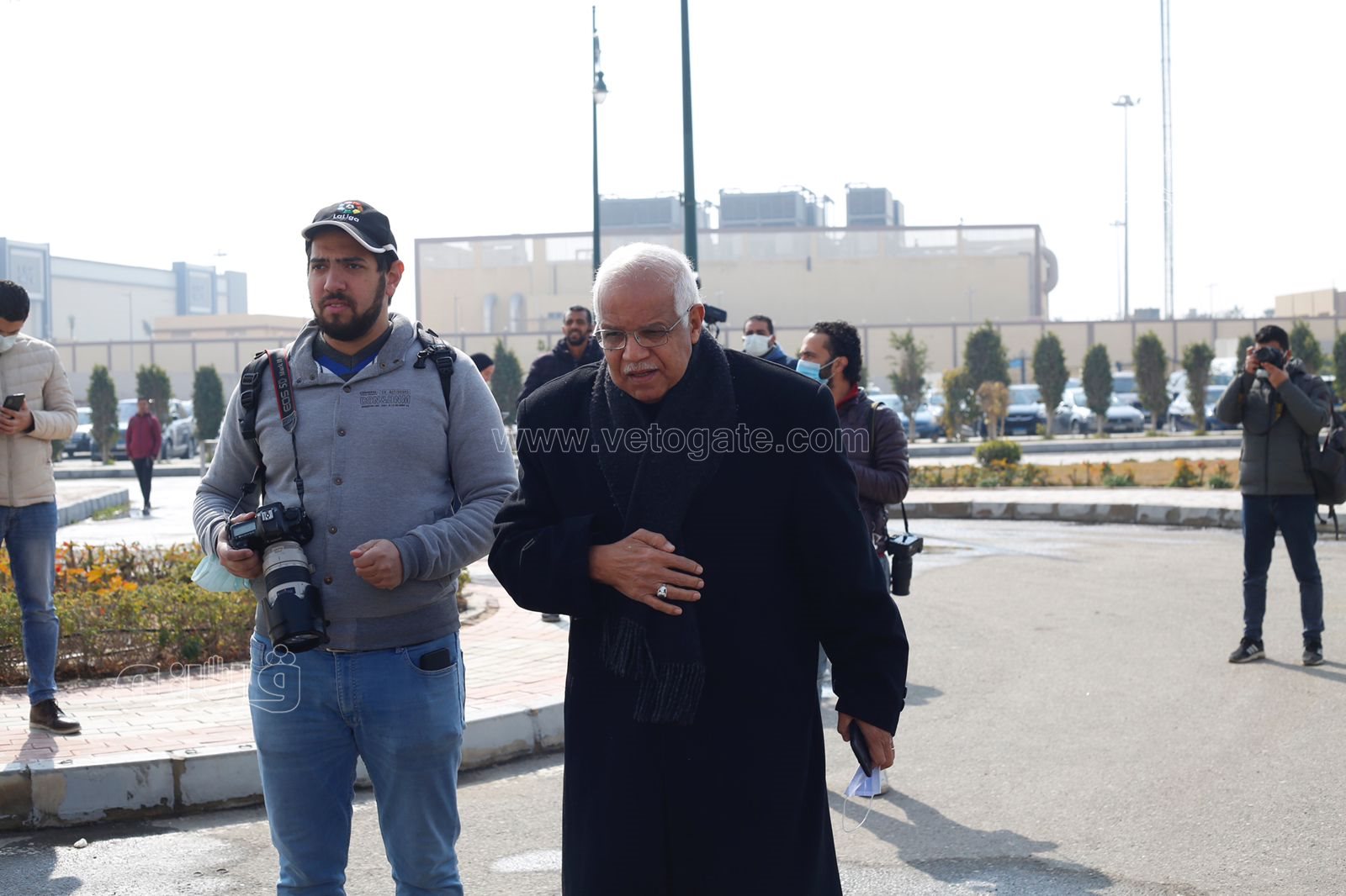 وصول جثمان ياسر رزق إلى مسجد المشير طنطاوي استعدادًا لتشييعه (14)